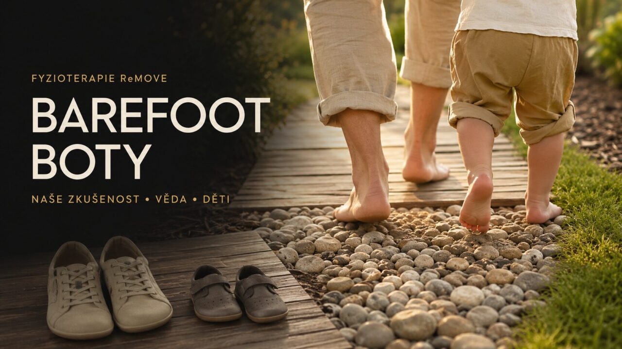 Dospělý a dítě kráčejí bosky po kamínkové stezce, vedle nich leží barefoot boty.